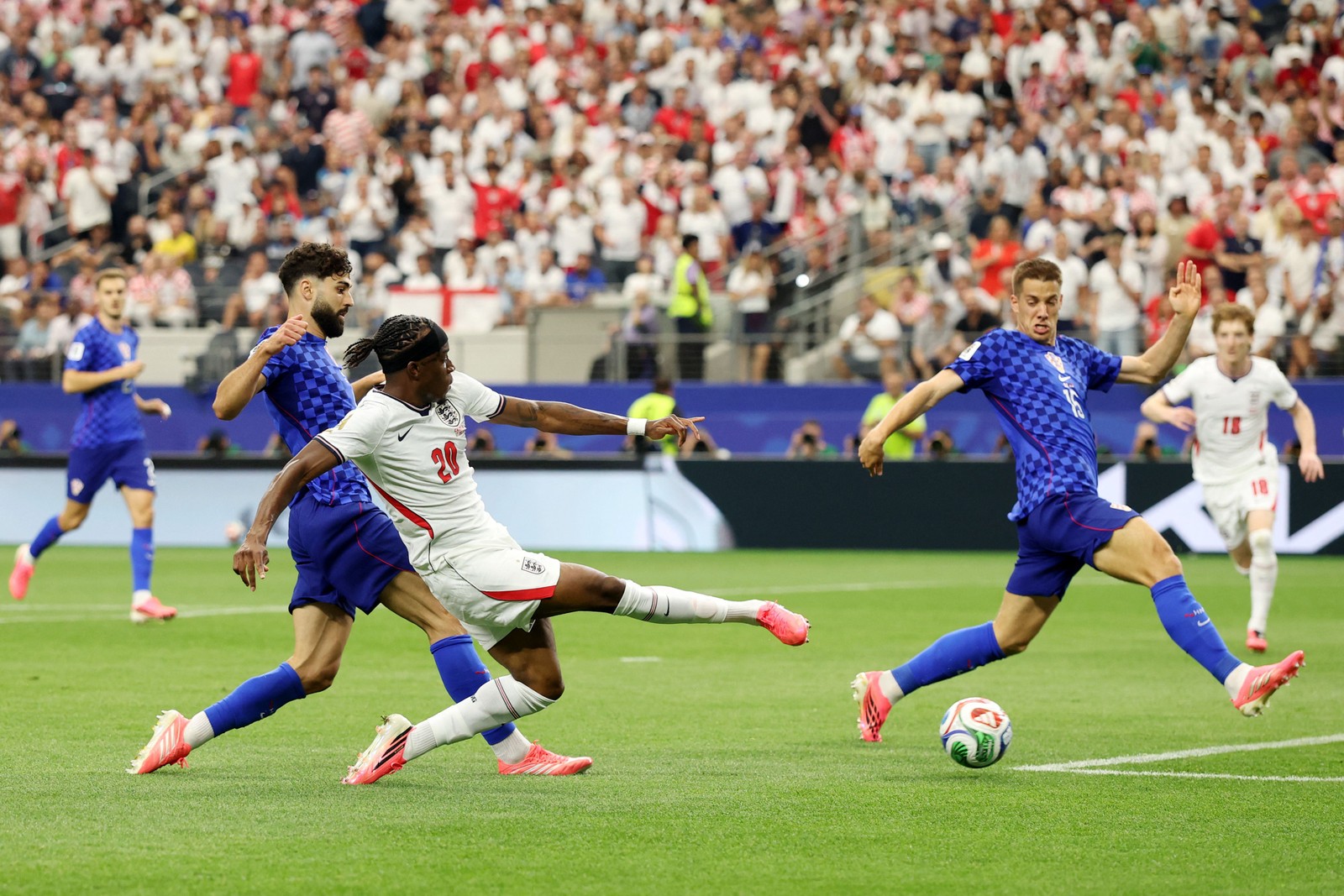 Noni Madueke, número 20 da Inglaterra e Josko Gvardiol, número 4 da Croácia — Foto: Getty Images via AFP