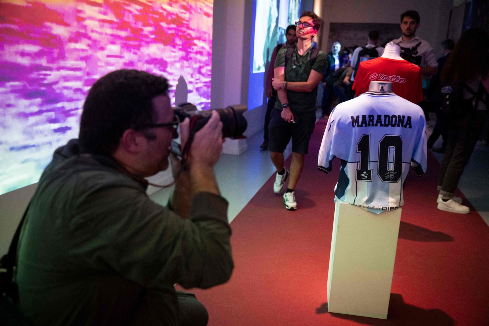 Depois de passar por Nápoles e Tel Aviv, a exposição ficará dois meses em Barcelona — Foto: Josep Lago/AFP