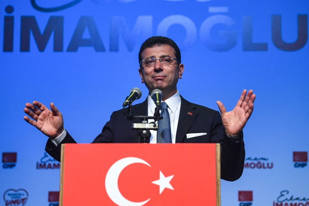 Um dos principais opositores de Erdogan, Ekrem Imamoglu, foi preso e afastado do cargo de prefeito de Istambul — Foto: OZAN KOSE / AFP