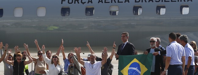 Repatriados de Israel chegaram ao Rio de Janeiro, no Galeão, na manhã desta quarta-feira (11) — Foto: Fabiano Rocha/Agência O Globo