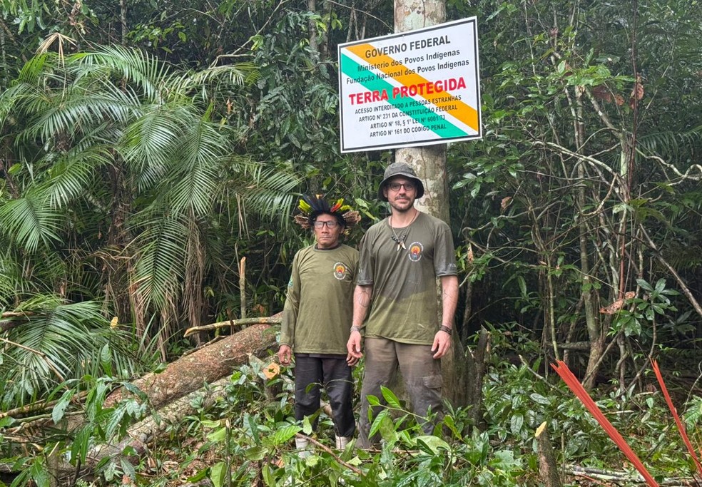 O ind&iacute;gena Borbura Uru Eu Wau Wau, que trabalha no monitoramento dos ind&iacute;genas isolados h&aacute; mais de vinte anos,  e Rodrigo Ayres, na trilha a caminho da fronteira com o Amazonas durante a coloca&ccedil;&atilde;o de placas e marcos &mdash; Foto: Arquivo Pessoal