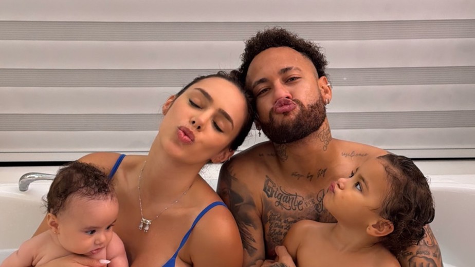 Neymar Jr. aparece em momento raro com Bruna Biancardi e filhas durante  banho em família