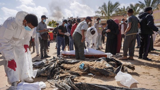 Chefe de direitos humanos da ONU diz estar 'horrorizado' após 300 corpos serem encontrados em valas comuns em Gaza