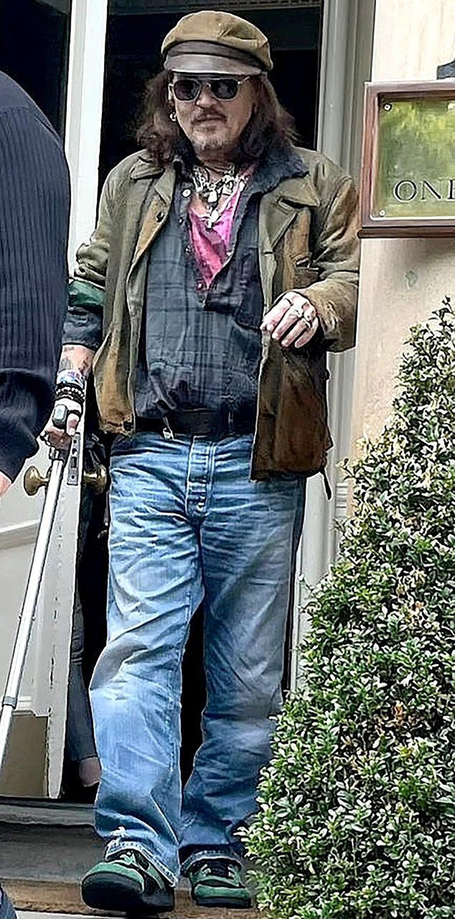 Johnny Depp usando muleta em Glasgow, na Escócia, onde subiu ao palco com a sua banda 'Hollywood Vampires'