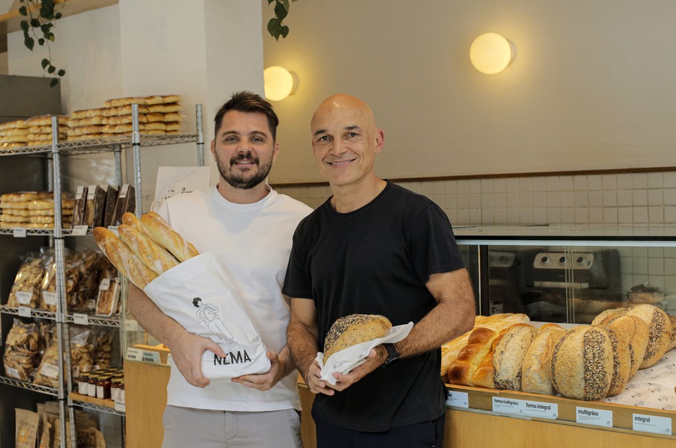 No Rio, Klaus Allers e Rafael Widholzer levam os pães da Nema a mais clientes por meio de franquias — Foto: Fábio Rossi/Agência O Globo