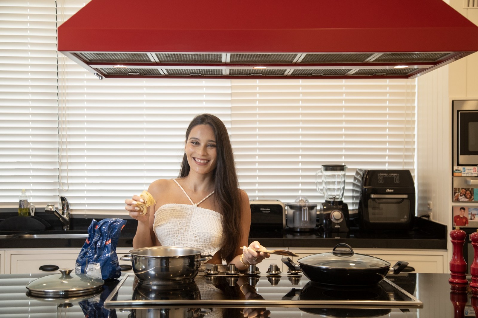 Actress Clarice Alves in her kitchen — Photo: Ana Branco