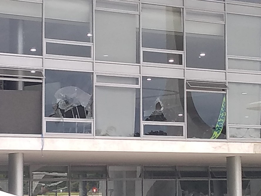 Terroristas depredam prédios públicos em Brasília