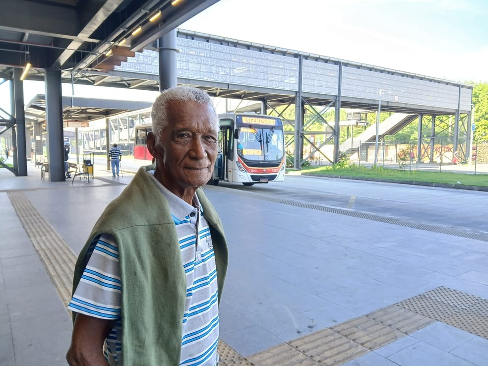 Júlio de Araújo, 81 anos, usuário do transporte público municipal do Rio — Foto: Walter Farias