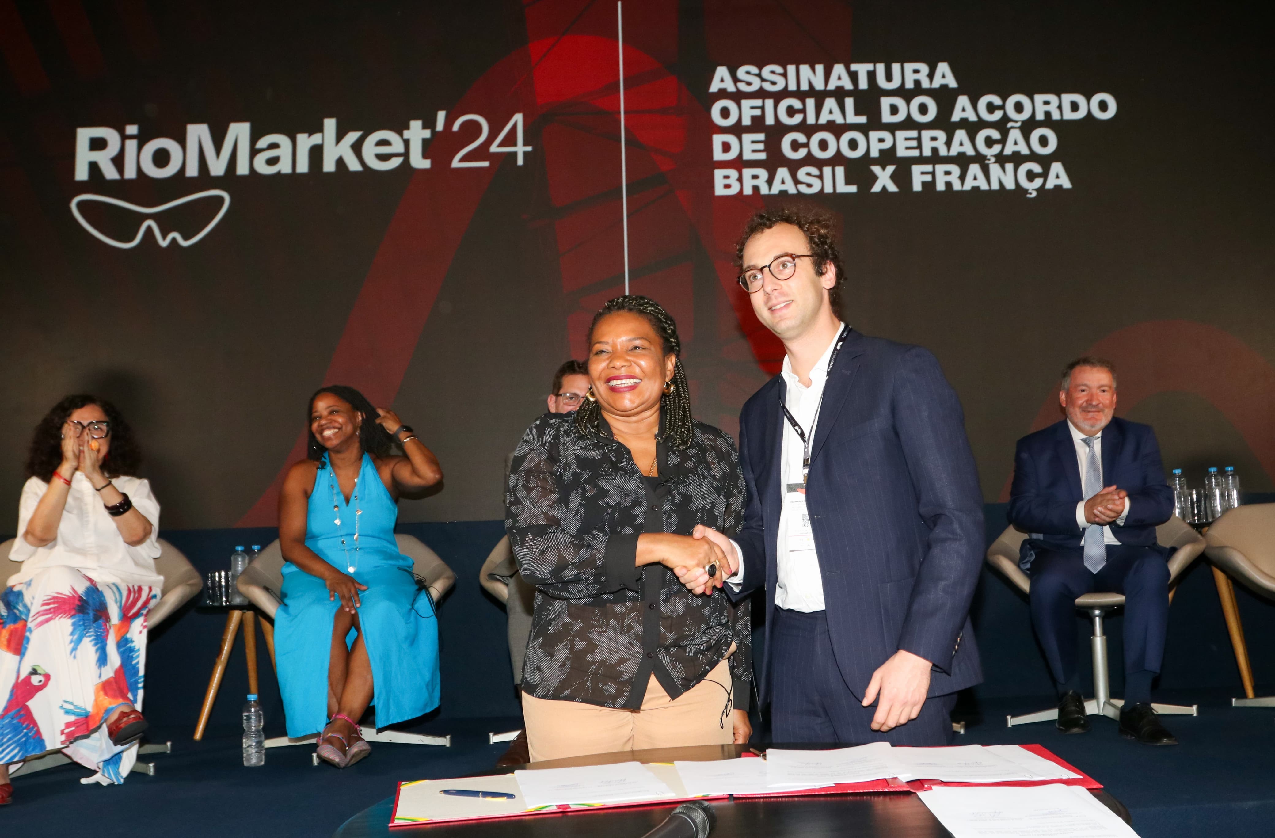 Margareth Menezes assina acordo de cooperação audiovisual entre Brasil e França