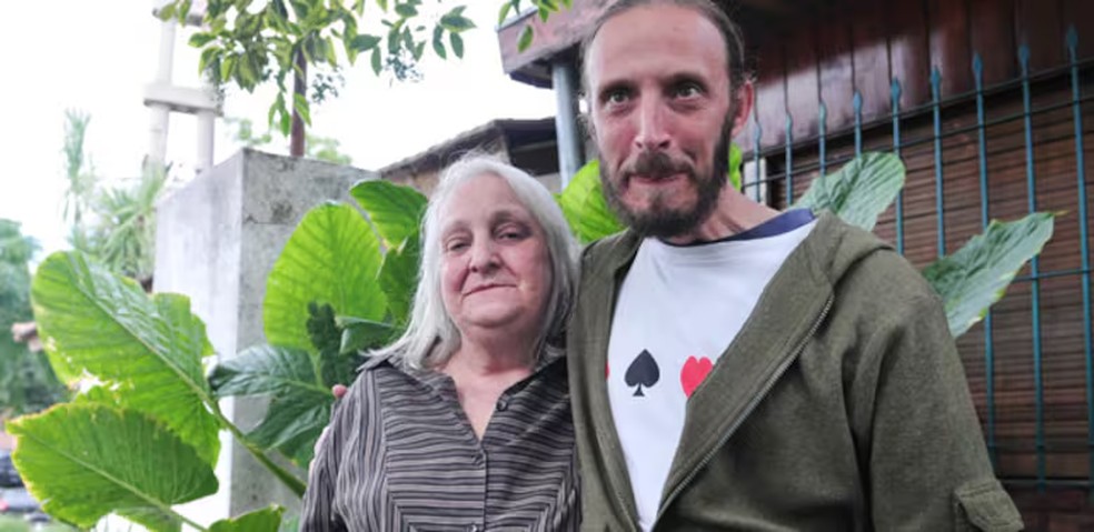 María Elena Bergoglio, irmã mais nova do Papa Francisco, fotografada em 2013 com um de seus dois filhos, Jorge Vallejos — Foto: Reprodução/La Nacion