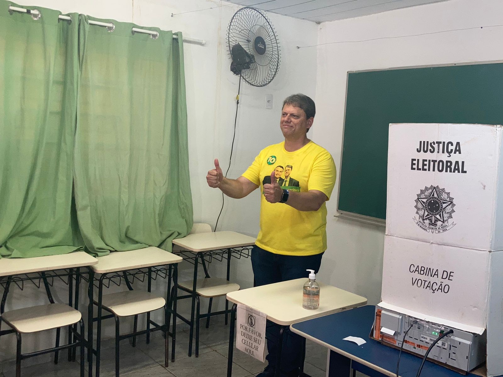 Candidato ao governo de São Paulo, Tarcísio de Freitas (Republicanos) vota em São José dos Campos, no interior de São Paulo — Foto: Victoria Cócolo 