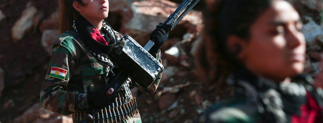 Guerrilheiras curdas se preparam para luta armada depois de serem alvo de ataques no norte do Iraque — Foto: SAFIN HAMED/AFP
