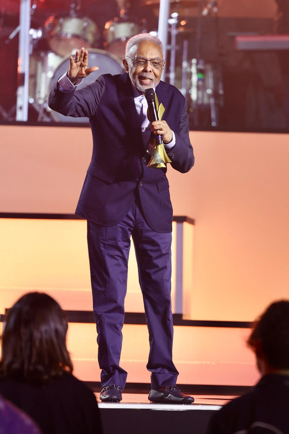 Gilberto Gil with his prize in hand — Photo: Disclosure/Manoela Mello