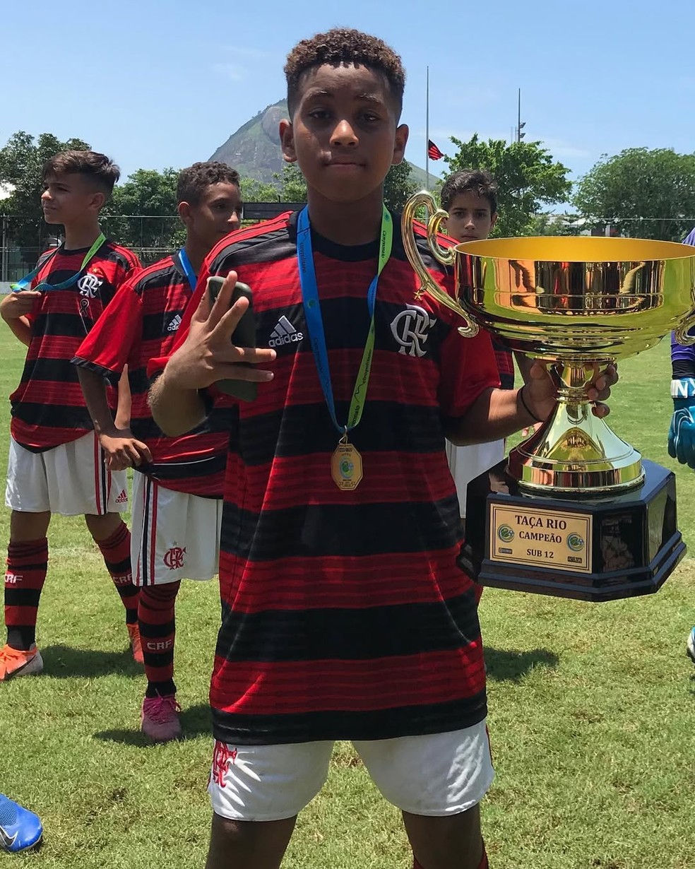 Joshua, com um dos seus primeiros trofus conquistados pelo Flamengo  Foto: Arquivo pessoal