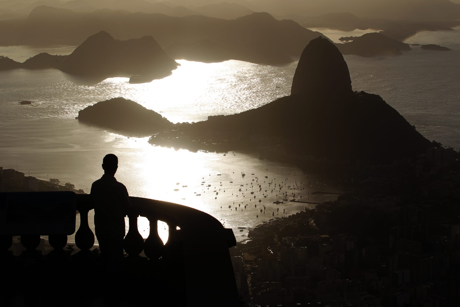 O Rio de Janeiro visto do alto do Corcovado — Foto: Custodio Coimbra/Agência O Globo