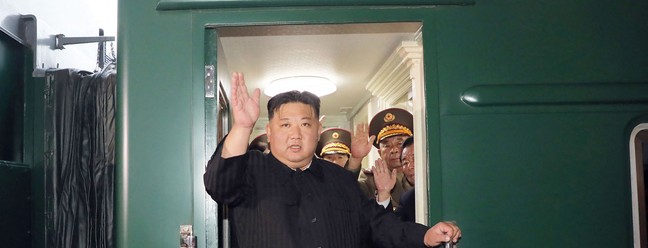O líder da Coreia do Norte, Kim Jong Un acenando enquanto parte de trem de Pyongyang para uma visita a Rússia num trem blindado para se encontrar com o presidente Vladimir Putin — Foto: KCNA VIA KNS / AFP
