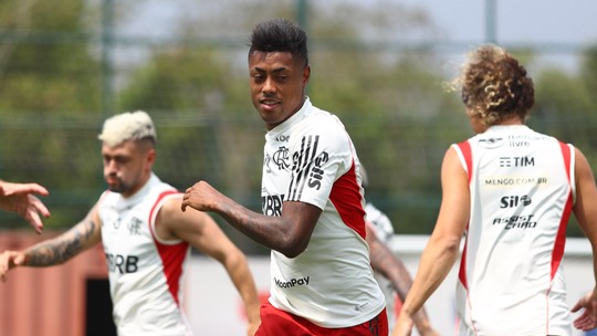 Cientes de provável troca de Sampaoli por Tite, jogadores do Flamengo treinam em clima mais leve e focados em reação
