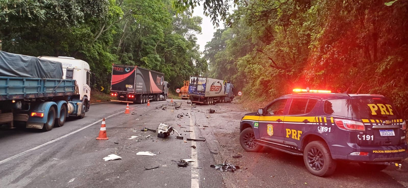 Acidente com três carretas na BR-116 na Serra das Araras causa fechamento de faixas no sentido Rio