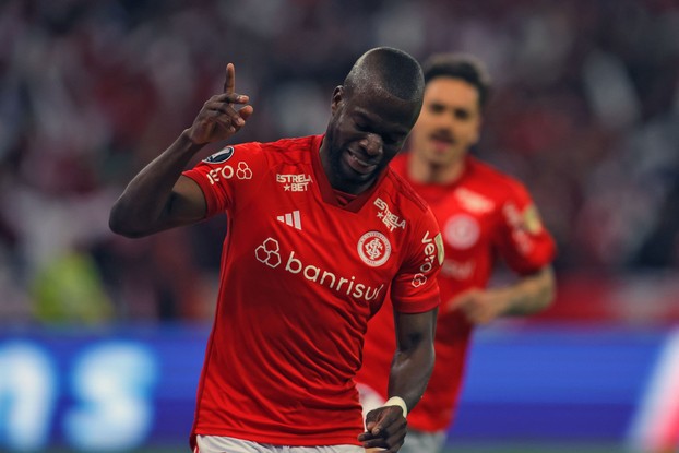 Valencia comemora após marcar o primeiro gol do Internacional na vitória sobre o Bolivar