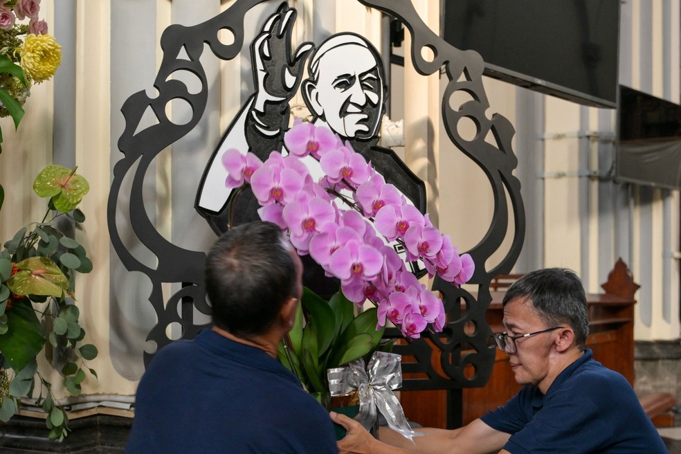 Um retrato do Papa Francisco é posicionado durante preparativos para missa na Catedral de Jacarta, em Jacarta, em 21 de abril de 2025, após a morte do Papa Francisco no Vaticano. — Foto: BAY ISMOYO / AFP
