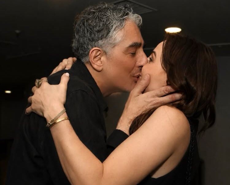 Após reconciliação, Leticia Colin posta foto aos beijos com Michel Melamed em estreia e se declara: 'Meu artista favorito'