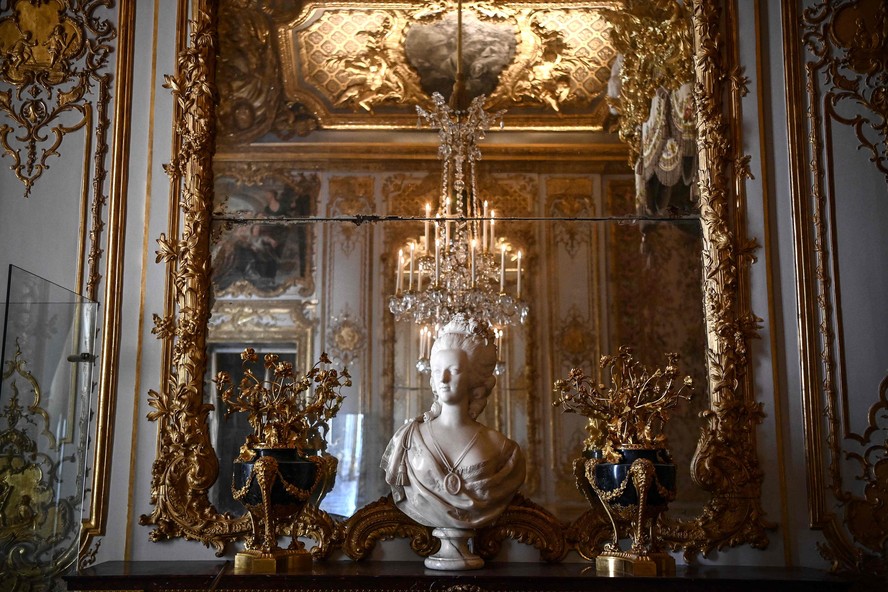 Maria Antonieta chegou à corte francesa em 1770 e, após se casar com o futuro rei, ordenou que as dependências que herdara fossem ampliadas e transformadas no enorme palácio