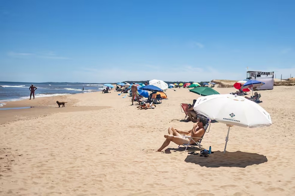 Turistas aproveitam um dia de sol na tranquilidade de Chihuahua, em Punta del Leste &mdash; Foto: Pilar Camacho / La Naci&oacute;n