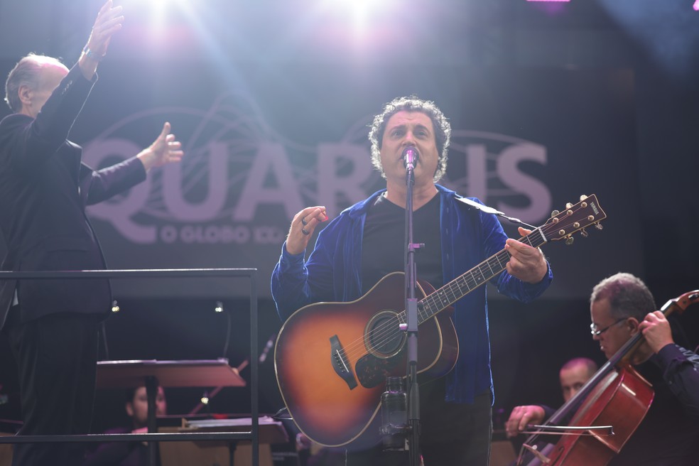 O cantor Frejat e o maestro o maestro Wagner Polistchuk, à frente da Orquestra Experimental de Repertório, em concerto do Projeto Aquarius, no Vale do Anhangabaú, em São Paulo — Foto: Maria Isabel Oliveira