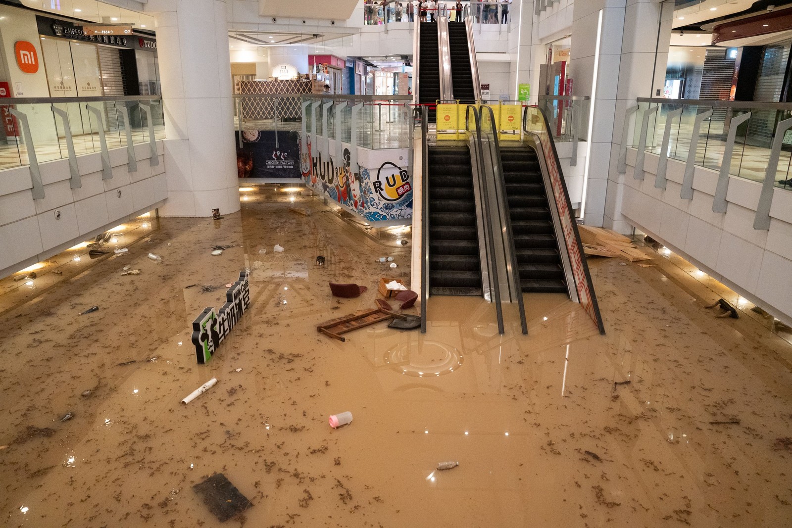 Hong Kong fica inundada por piores chuvas em 140 anos; autoridades ...
