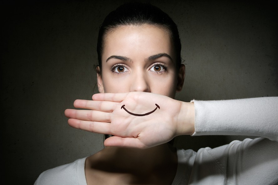 Obrigação de parecer feliz pode mascarar angústias dolorosas