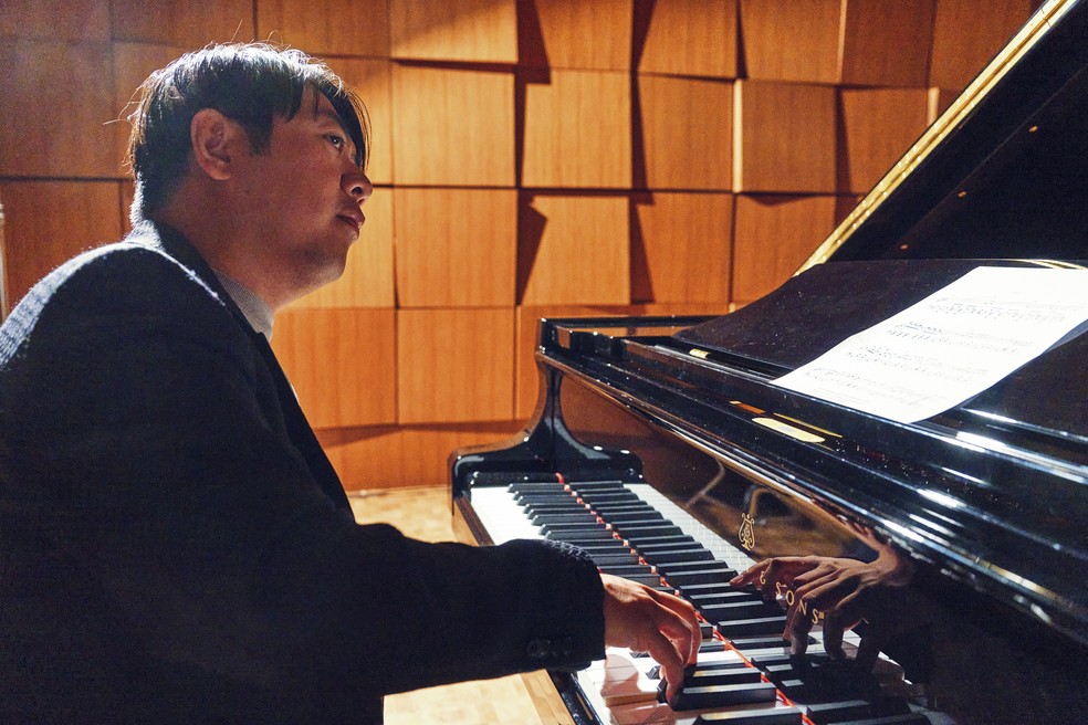 O pianista Lang Lang toca uma valsa de Chopin descoberta recentemente no Steinway Hall em Nova York, em 7 de outubro de 2024 — Foto: Mohamed Sadek/The New York Times