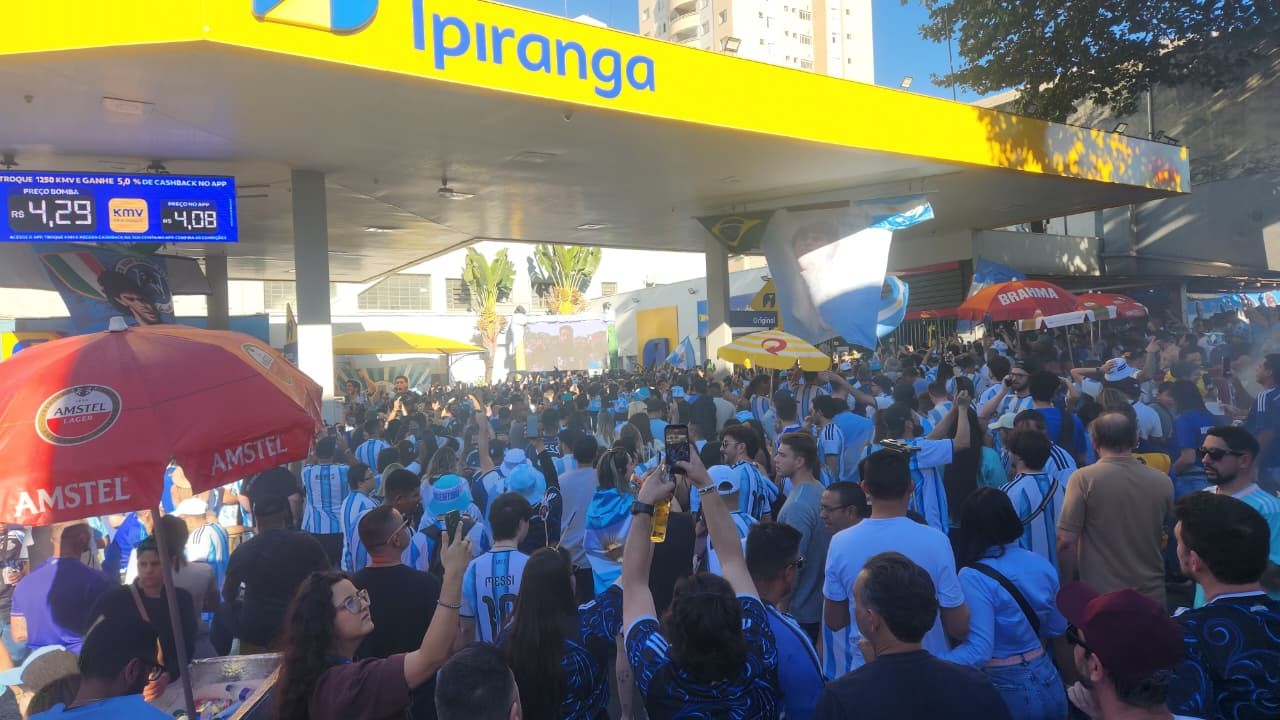 Rua da Mooca vira 'quartel-general' argentino em SP para final da Copa