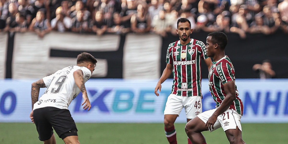 Fluminense de Diniz tem 'falso domínio' e é atropelado pelo Corinthians: 3 a 0