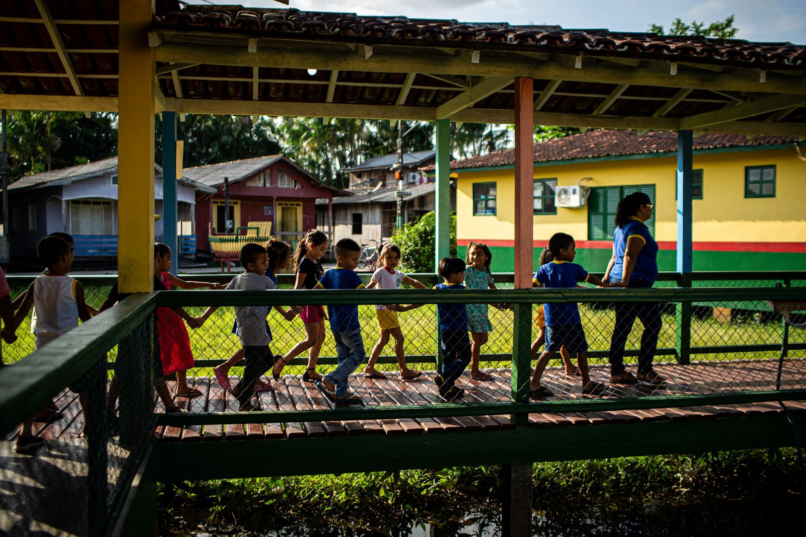 Escolas são construídas sobre palafitas para compensar movimentações da maré do Rio Amazonas — Foto: Hermes de Paula