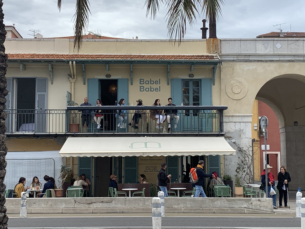 Pessoas nos bares e restaurantes de Nice, grande cidade na Côte d'Azur, no sul da França — Foto: Fabiana Gabriel