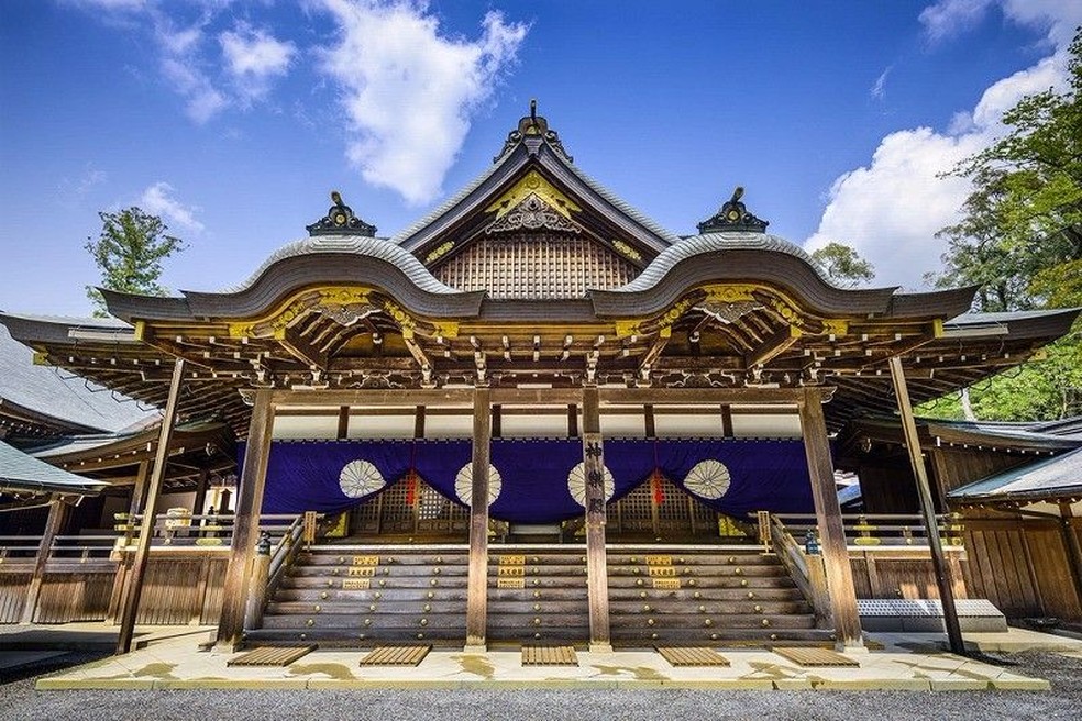 Santuário de Ise é um dos mais sagrados na religião xintoísta e é dedicado à Amaterasu, a deusa do sol e antepassada da família imperial japonesa — Foto: Reprodução/jrailpass