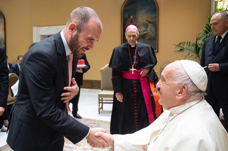 Martín Guzmán em encontro com o papa Francisco no Vaticano: A Comissão do Jubileu foi nomeada pelo Papa Francisco em fevereiro de 2025 para marcar o Ano Jubilar de 2025, quando a Igreja Católica enfatiza o perdão das dívidas e o combate à injustiça e à desigualdade