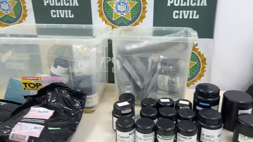 Produtos utilizados para fazer remédios manipulados por farmácia clandestina em Bonsucesso, Zona Norte do Rio