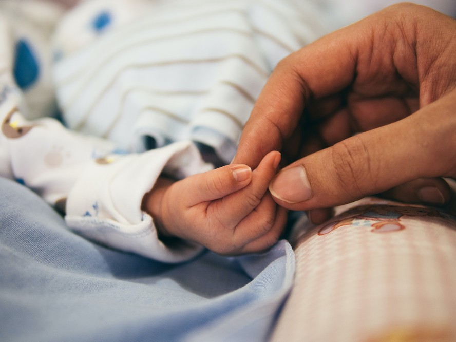 Clínica nos EUA trata bebês viciados por nascerem de mães que usaram fentanil durante a gravidez.