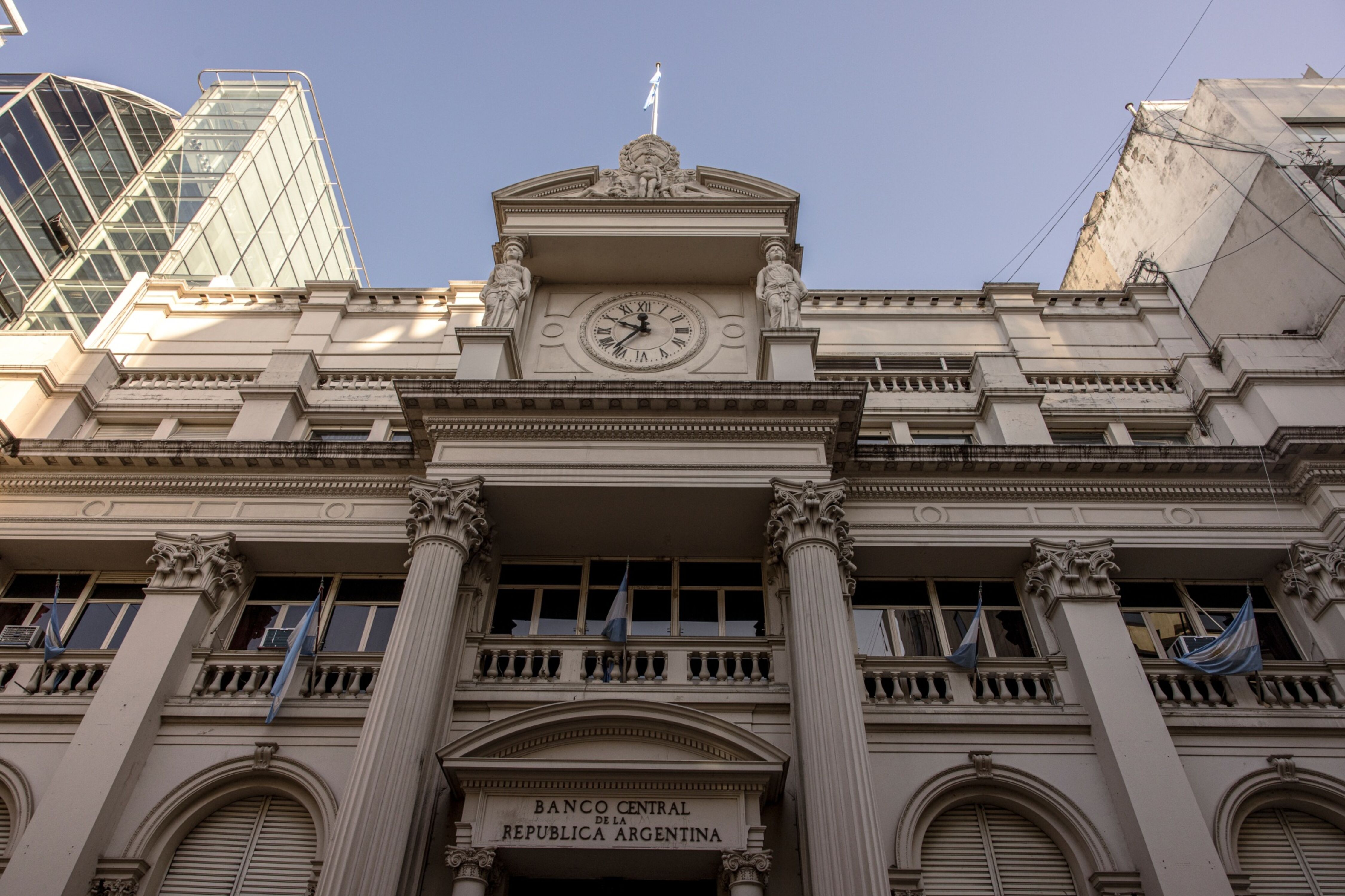 Milei acerta em fortalecer o Banco Central em contradição ao que havia prometido - QTU Questões do Universo