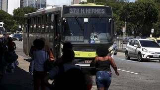 Com a alta nos preços dos combustíveis, o grupo dos transportes teve alta forte em 2021, pesando no bolso dos mais pobres. A alta acumulada foi de 21,03%  — Foto: Fabiano Rocha / Agência O Globo