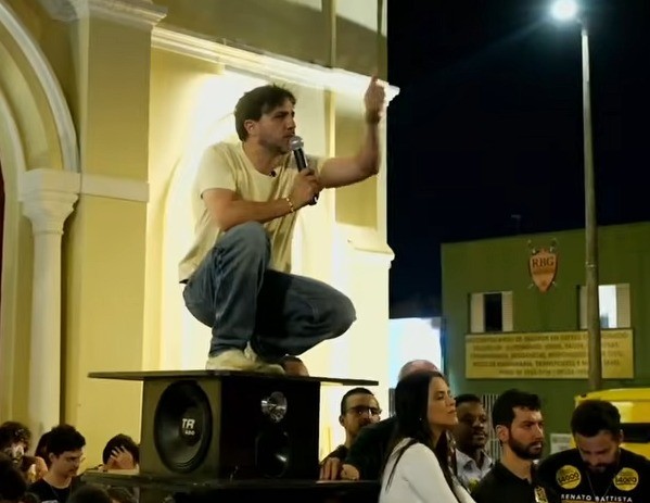 Presidenciável do Missão faz apelo ao público feminino em comício e pede campanha de 'gatinhas com Renan Santos' - Foto