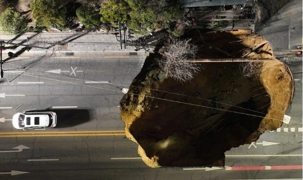Enorme cratera se abriu em avenida — Foto: Reprodução
