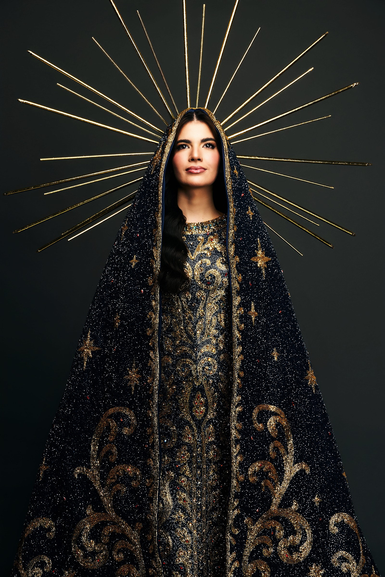 A miss desfilou de Nossa Senhora Aparecida na passarela dedicada a trajes típicos nacionais — Foto: Ber Sardi