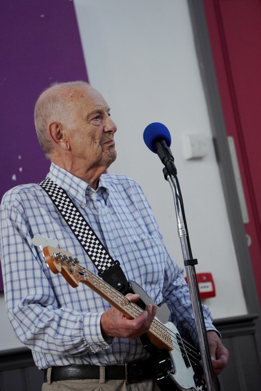 Morre Chas Newby, ex-baixista dos Beatles que abandonou a carreira para ...