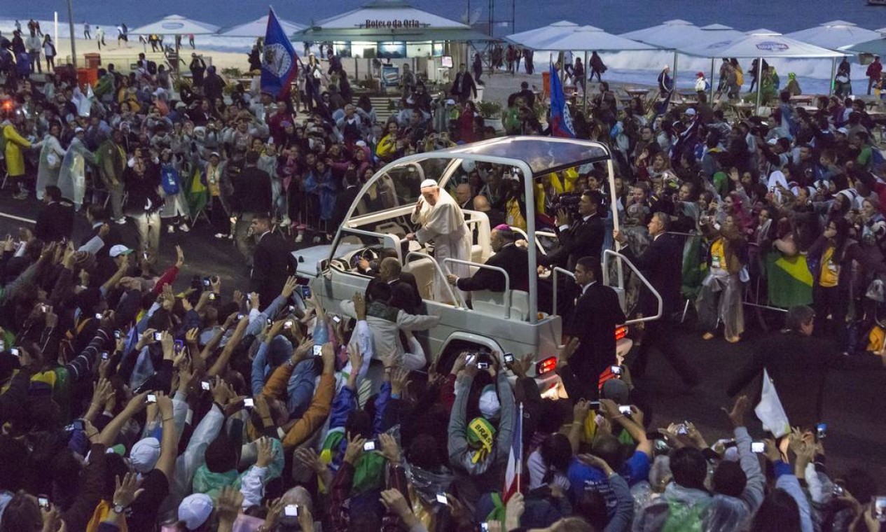 Papa Francisco saúda os fieis ao passar com o papa-móvel na orla de Copacabana  — Foto: Daniela Dacorso / Agência O Globo - 28/07/2013