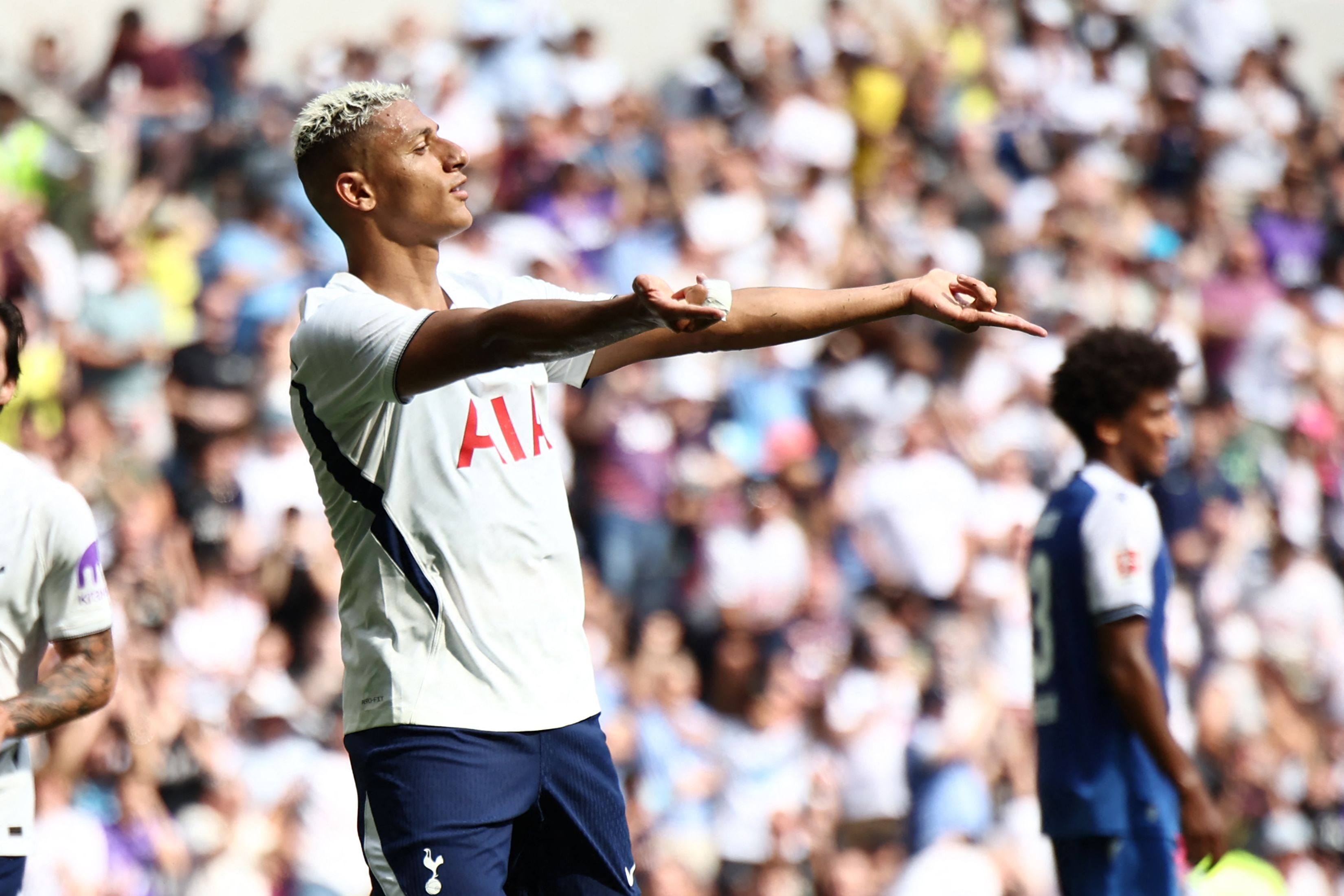 Com futuro indefinido, Richarlison não é inscrito pelo Tottenham na Premier League - QTU Questões do Universo