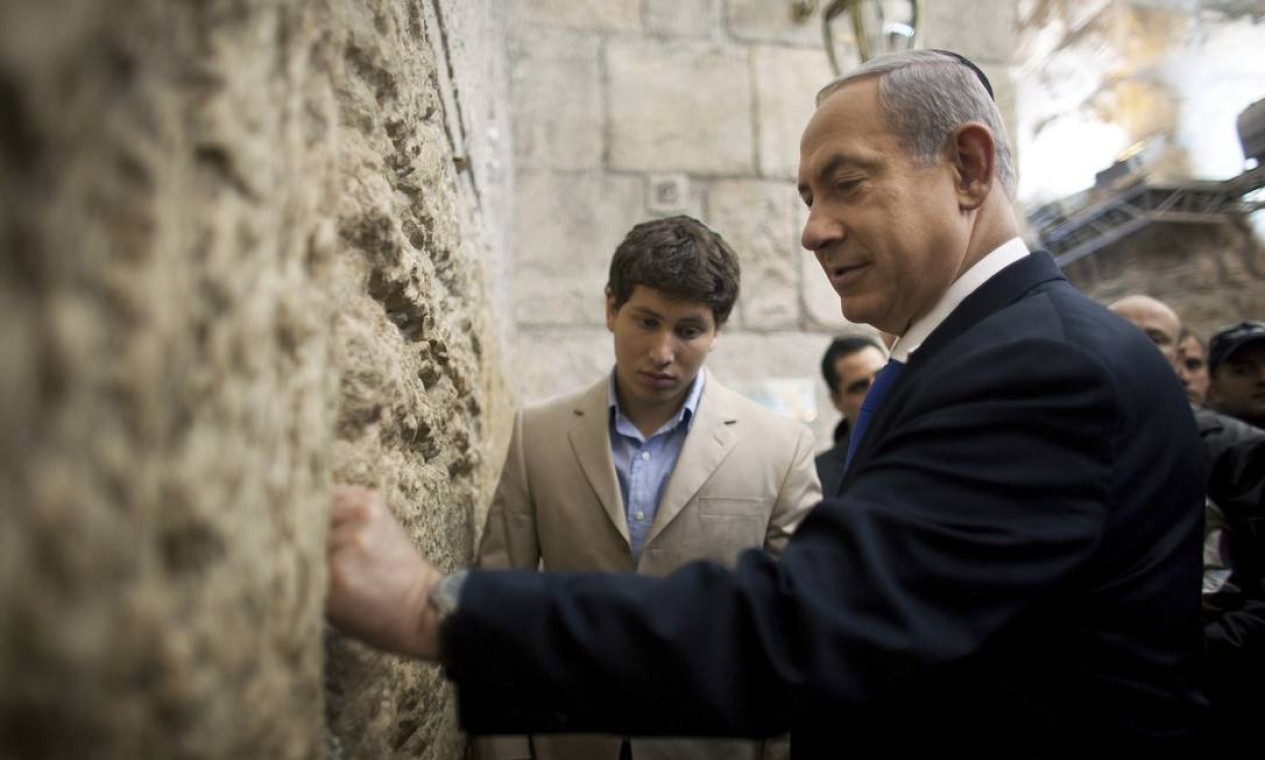O primeiro-ministro de Israel, Benjamin Netanyahu, coloca uma nota no Muro das Lamentações, na Cidade Velha de Jerusalém, depois de votar nas eleições parlamentares em 22 de janeiro de 2013.  — Foto: POOL