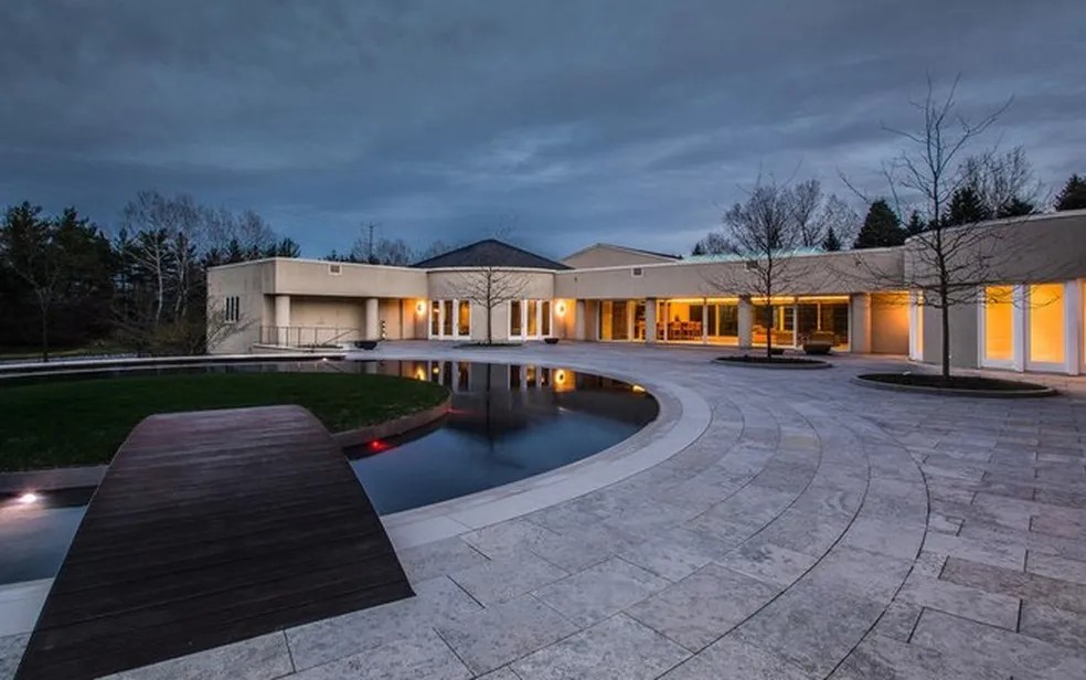 Mansão de Michael Jordan tem nove quartos, 15 banheiros, quadra de basquete personalizada, campo de golfe e piscina com borda infinita — Foto: Reprodução