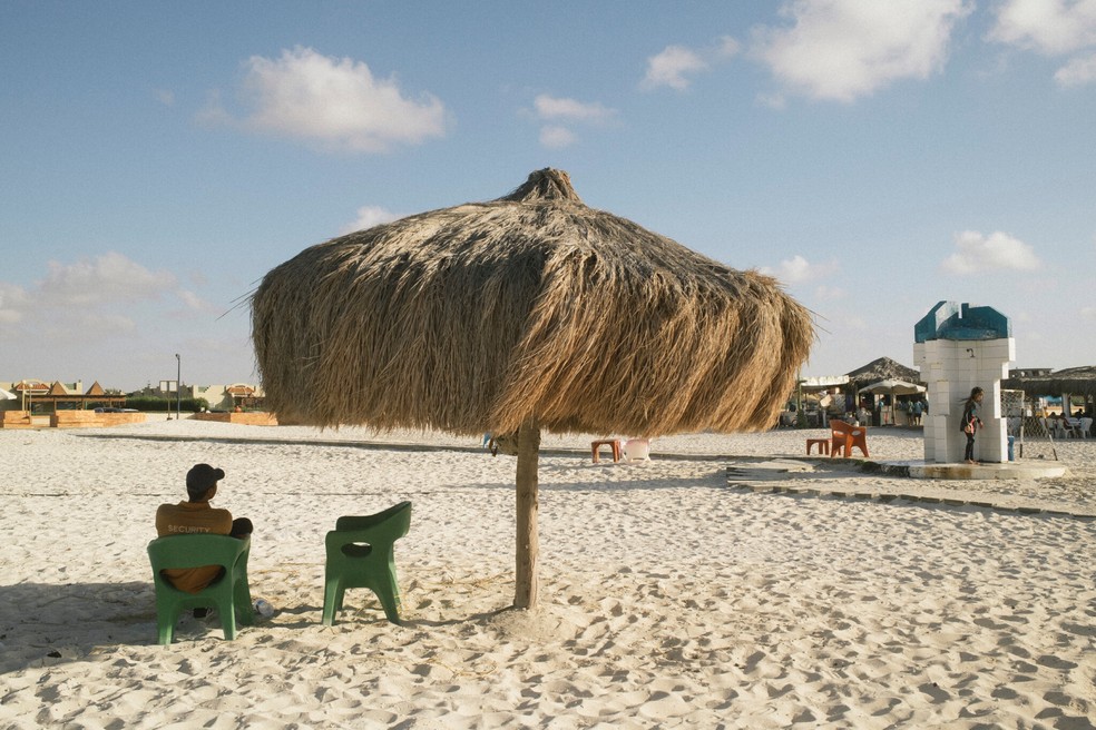 Um chuveiro público de praia, usado pelos visitantes para se enxaguarem após nadar — Foto: Fatma Fahmy / New York Times